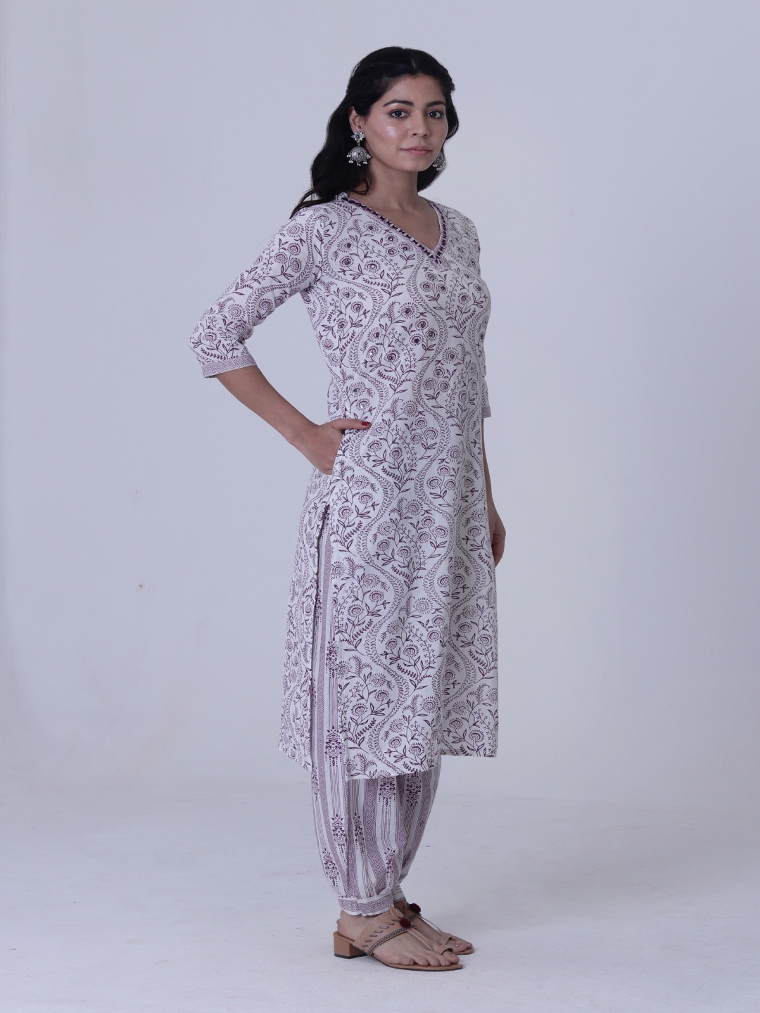 

TJORI Floral Printed Regular Pure Cotton Straight Kurta With Salwar, White