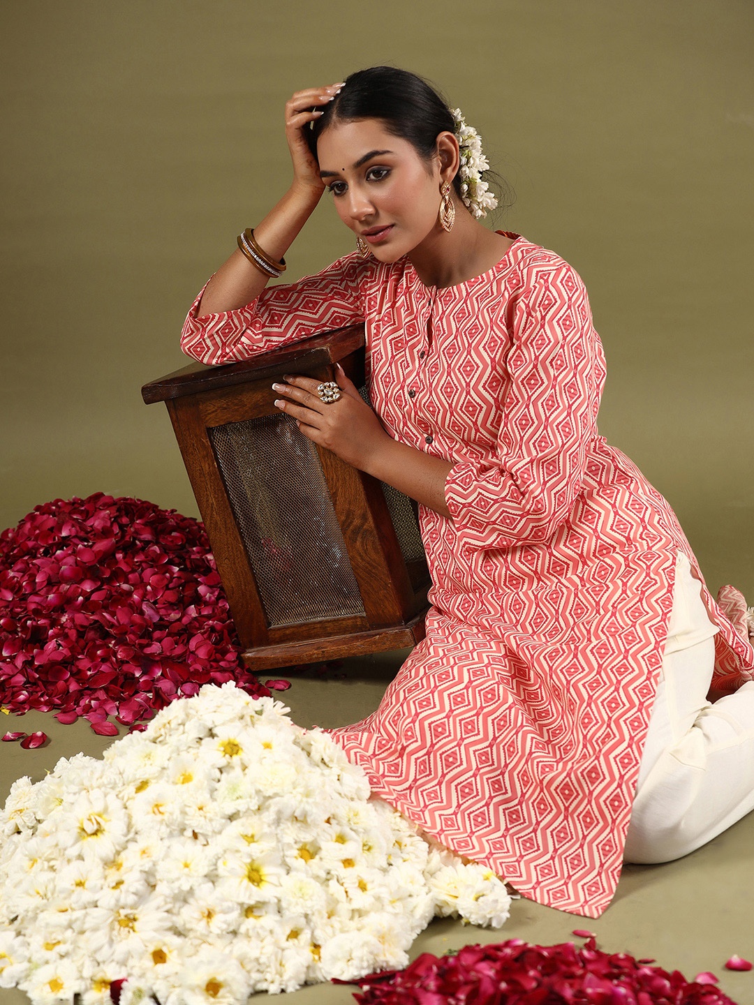 

Indo Era Women Keyhole Neck Cold-Shoulder Sleeves Kurta, Peach