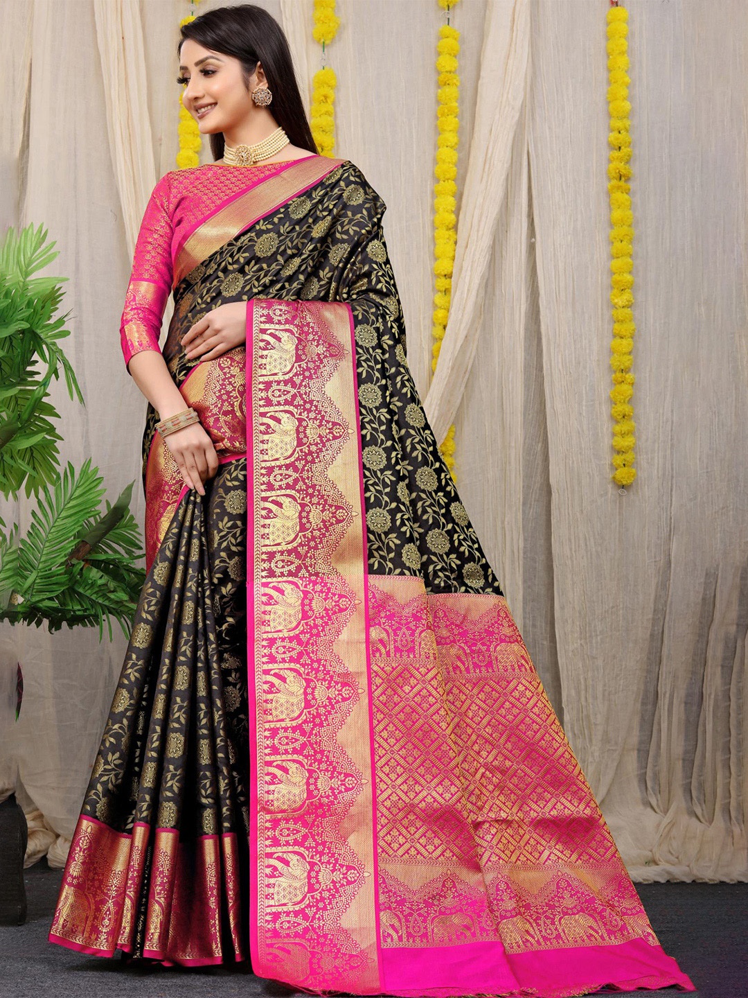 

Royal Rajgharana Saree Woven Design Zari Silk Cotton Kanjeevaram Saree, Black