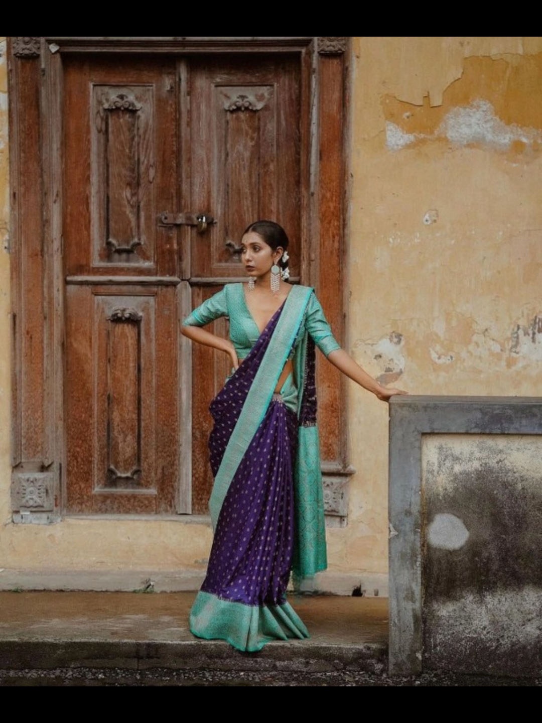 

Flosive Woven Design Zari Art Silk Banarasi Saree, Blue