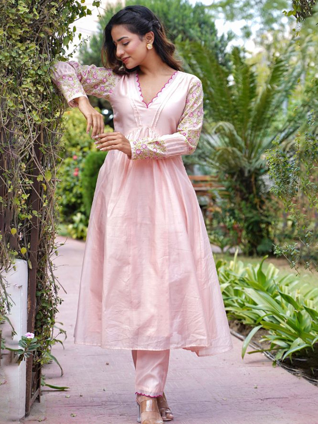 

Label Tamanna Rungta Floral Embroidered Empire Thread Work Kurta with Trousers, Peach