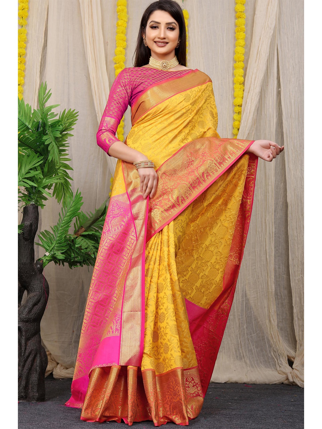 

Royal Rajgharana Saree Woven Design Zari Silk Cotton Kanjeevaram Saree, Yellow
