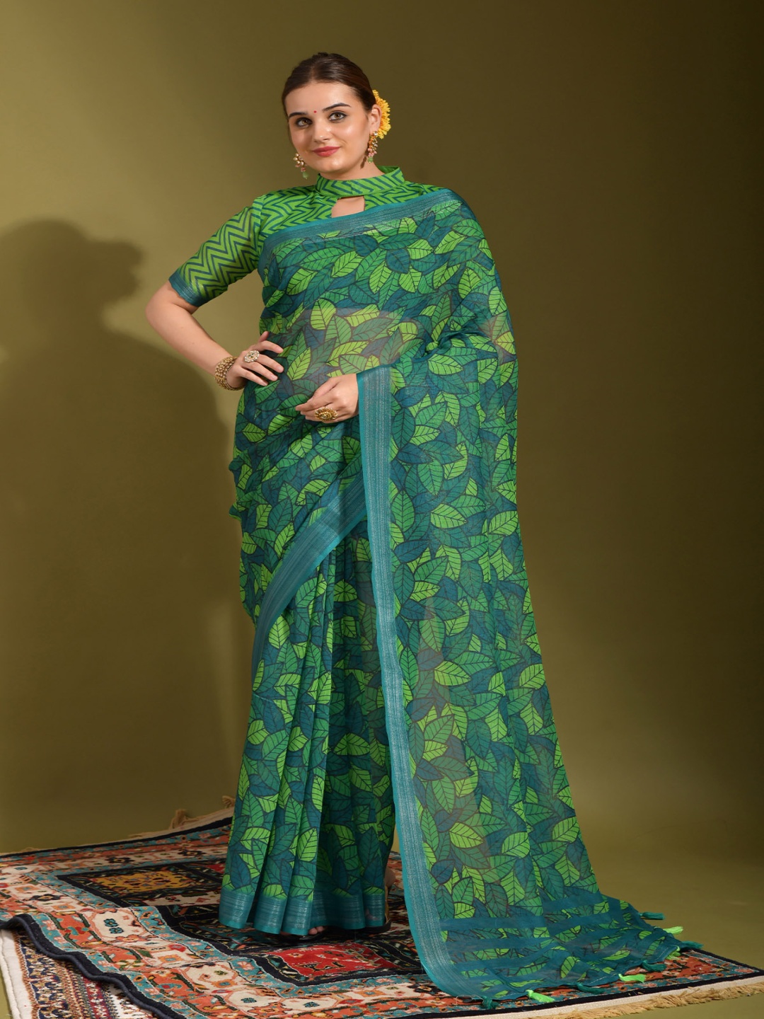 

QVAZOR Floral Pure Linen Saree, Green