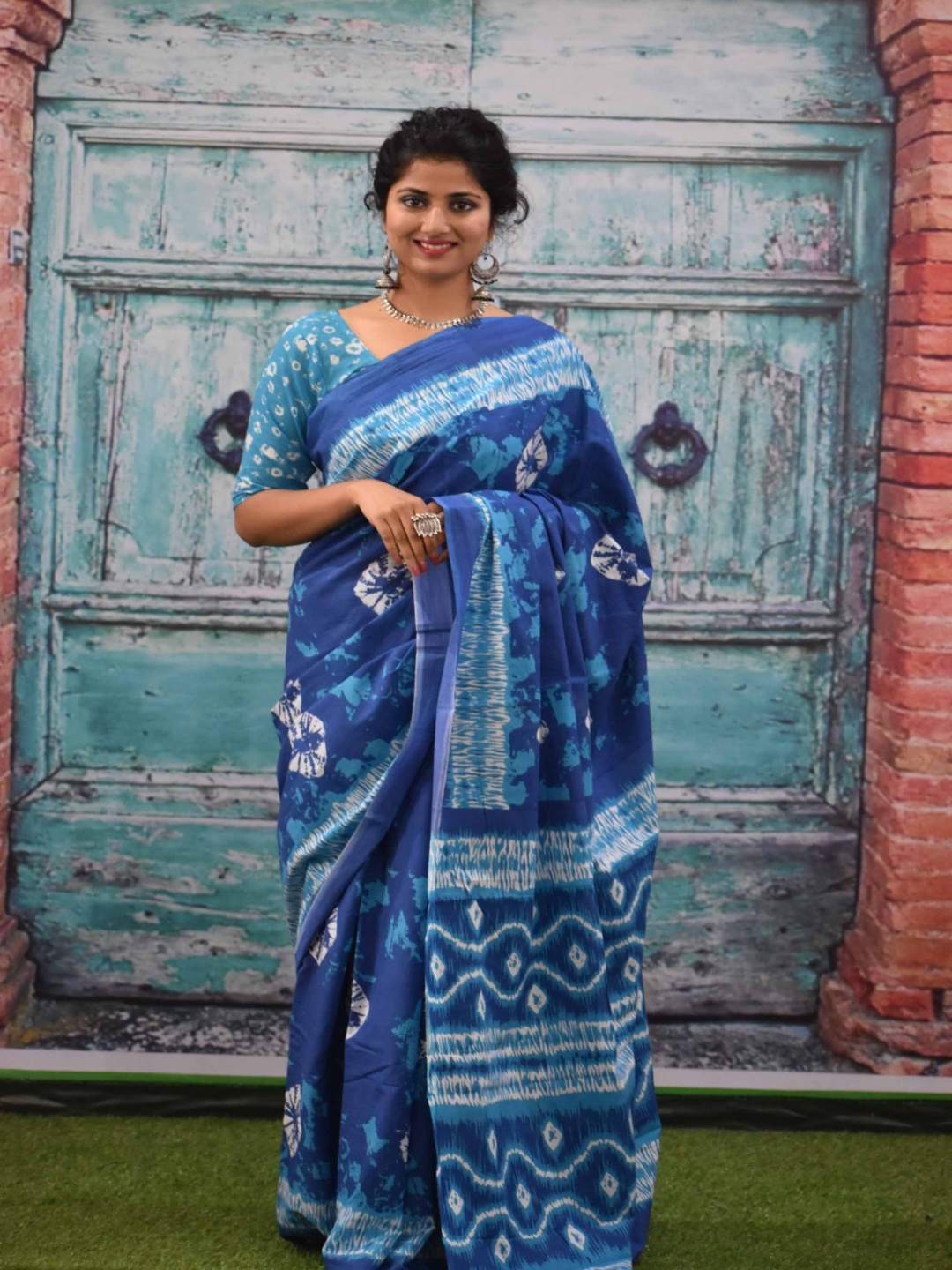 

clothonus Tie & Dye Pure Cotton Block Print Saree, Blue