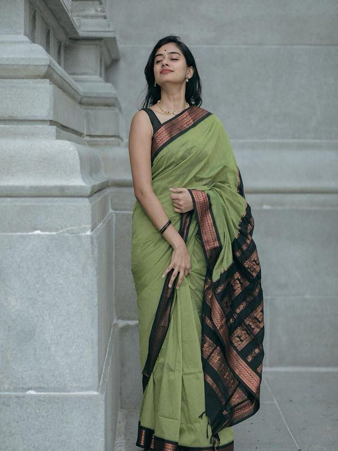 

DIVASTRI Ethnic Motifs Zari Pure Cotton Banarasi Saree, Green