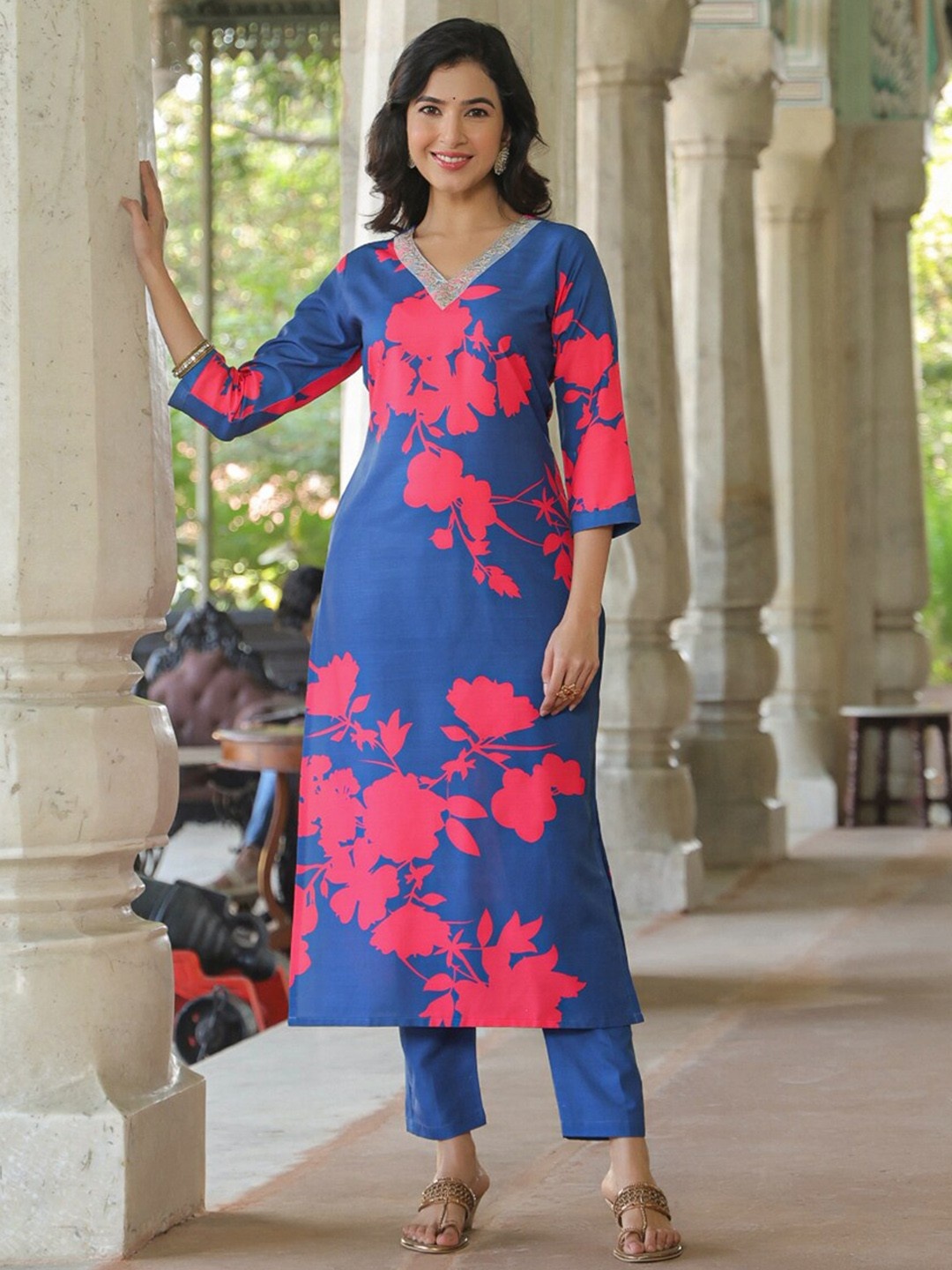 

KALINI Women Floral Printed Regular Kurta with Trousers & With Dupatta, Blue