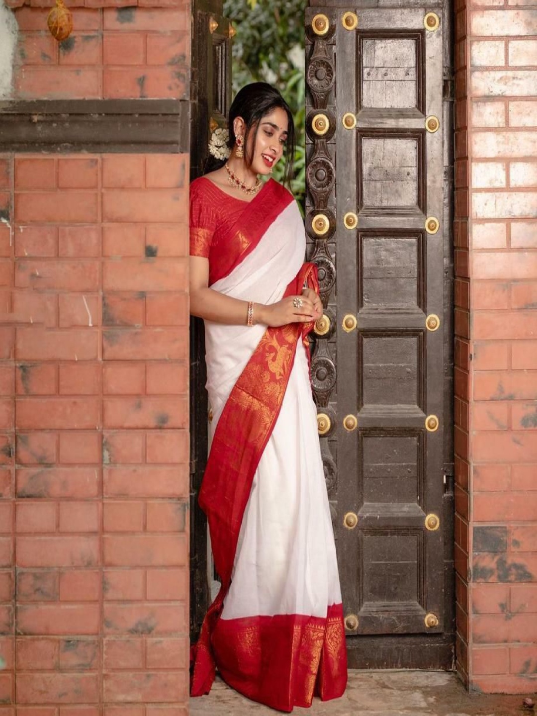 

LADY SHOPI Zari Pure Silk Banarasi Saree, White