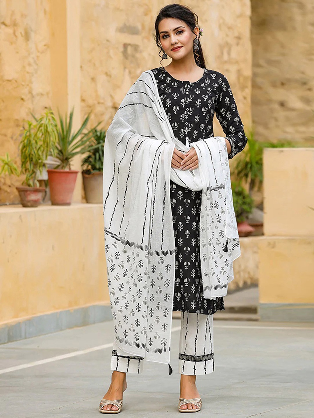 

SKYLEE Women Floral Printed Regular Kurta with Trousers & With Dupatta, Black