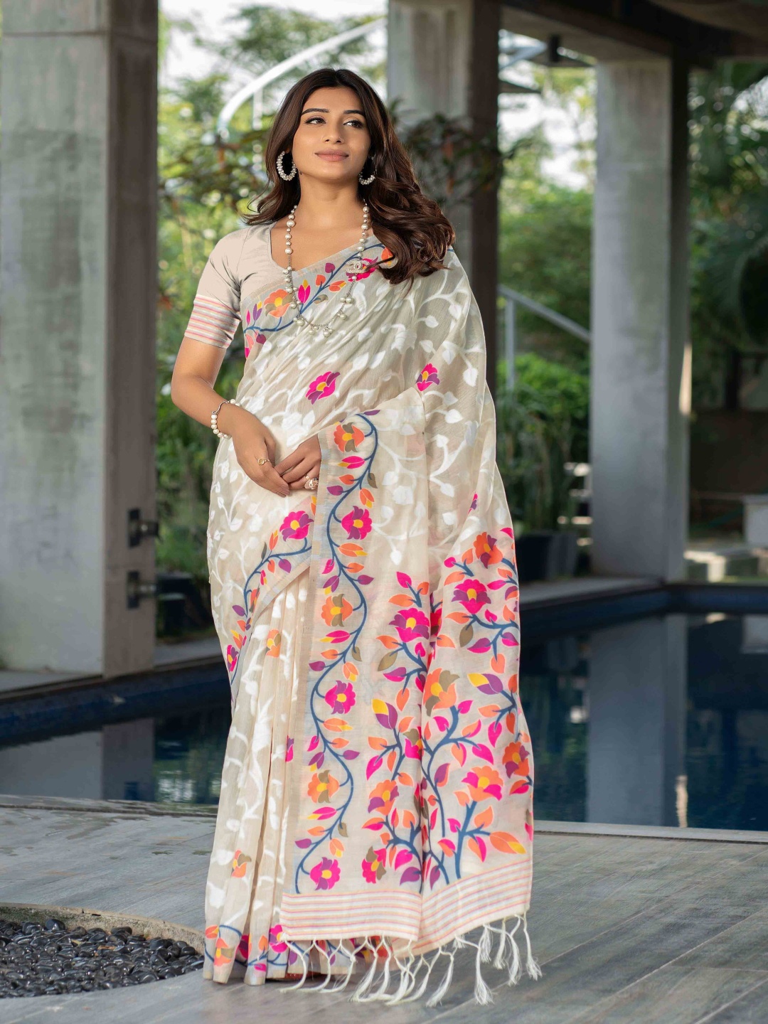 

ALAGINI Floral Jamdani Saree, Off white