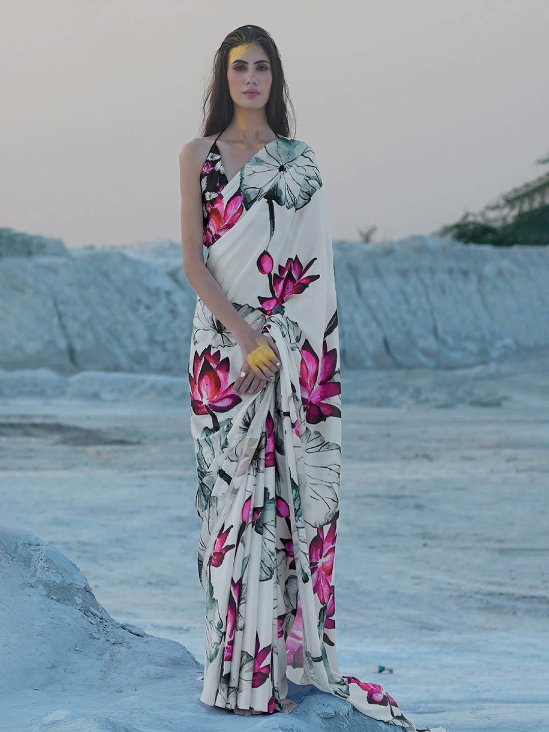 

DEVATITHI Floral Printed Saree, White