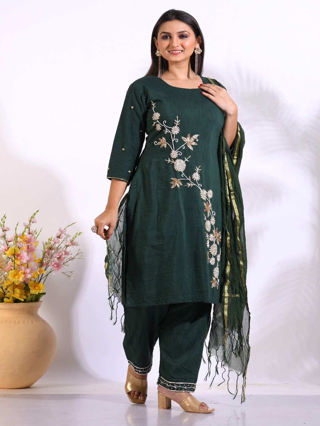 

Morchari Floral Embroidered Linen Kurta & Trousers With Dupatta, Green