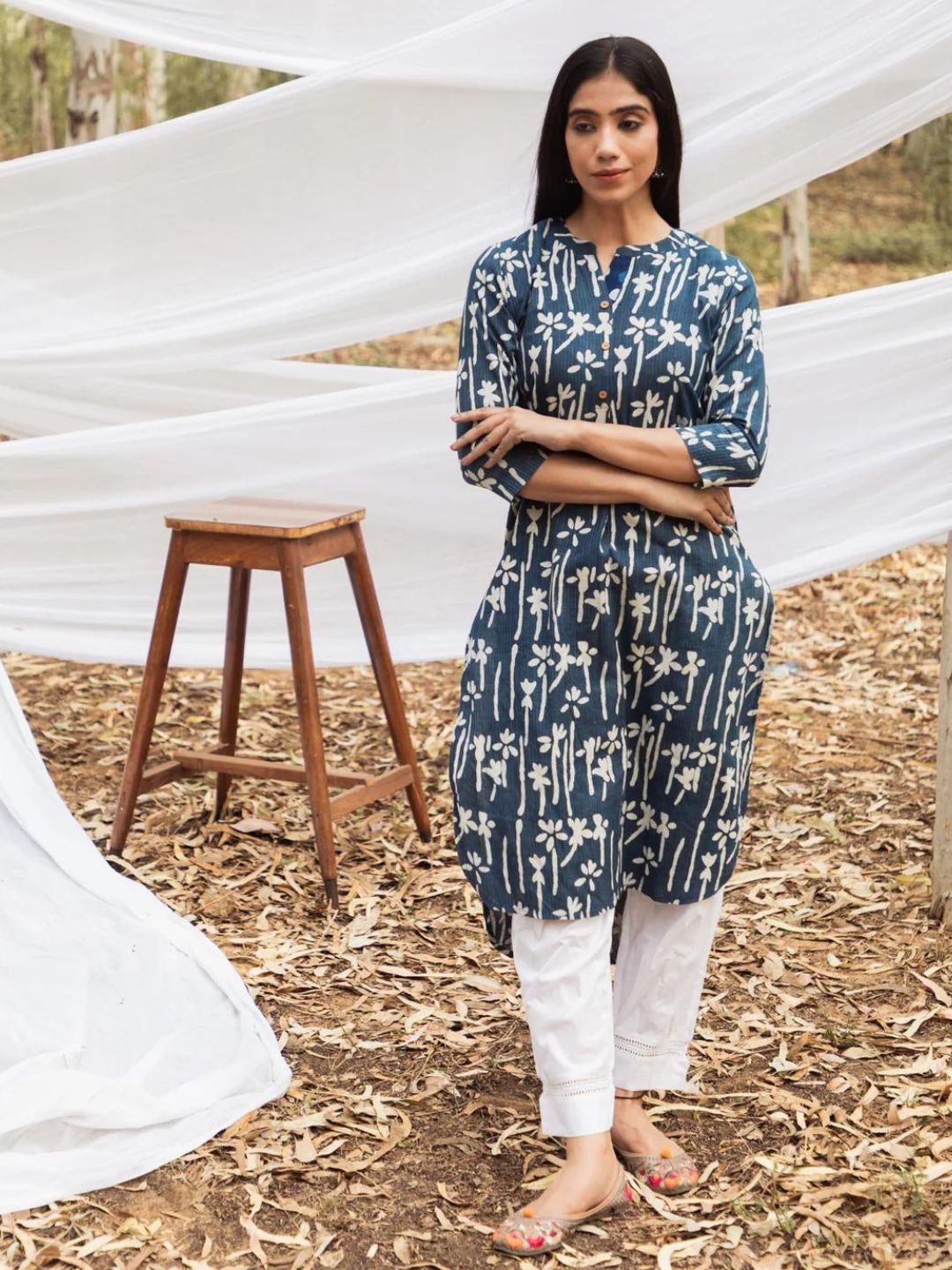 

Mera Rang Mandarin Collar Floral Printed Straight Pure Cotton Kurta with Trouser, Blue