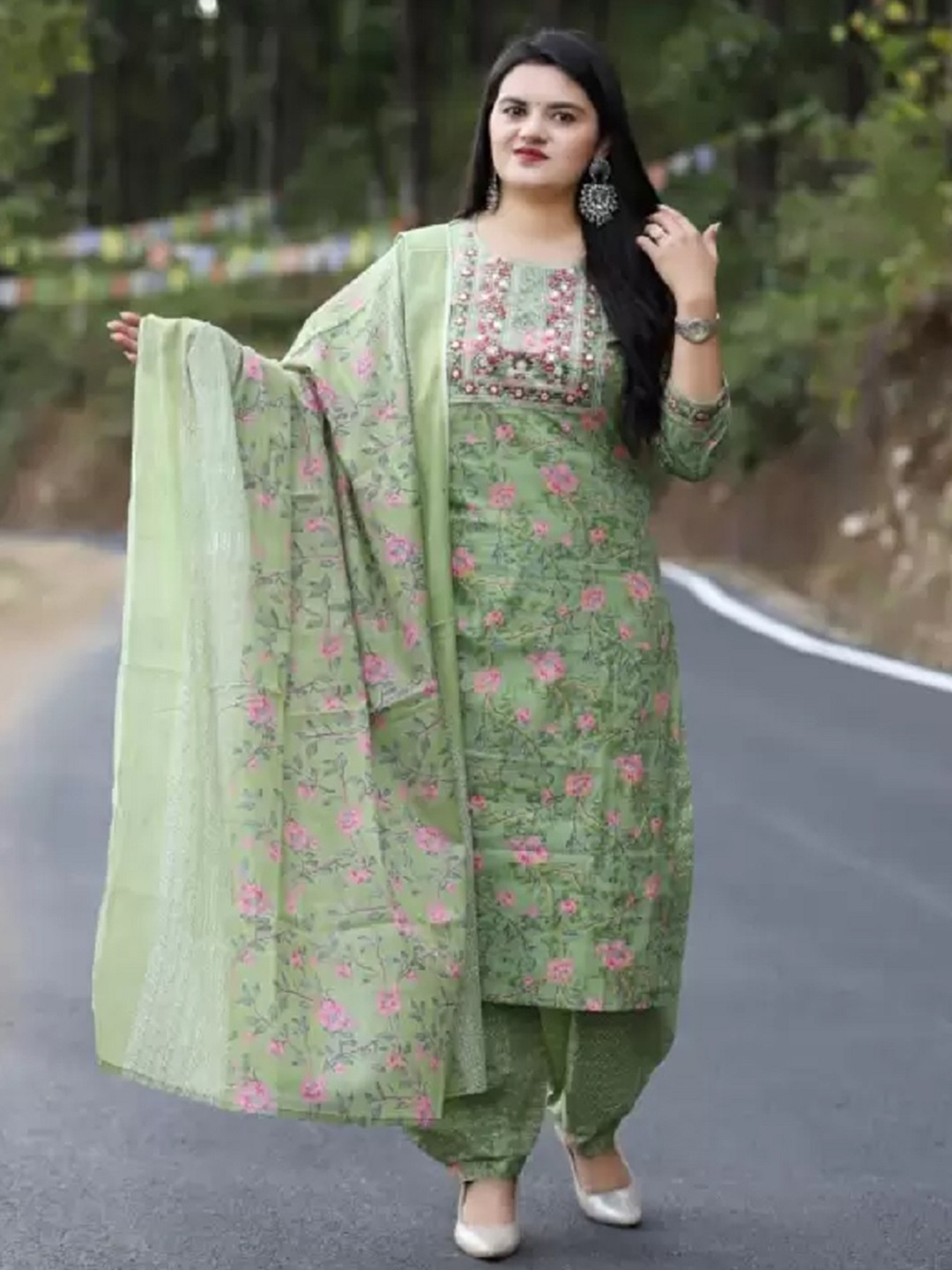 

BAESD Women Floral Printed Regular Kurta with Salwar & With Dupatta, Green