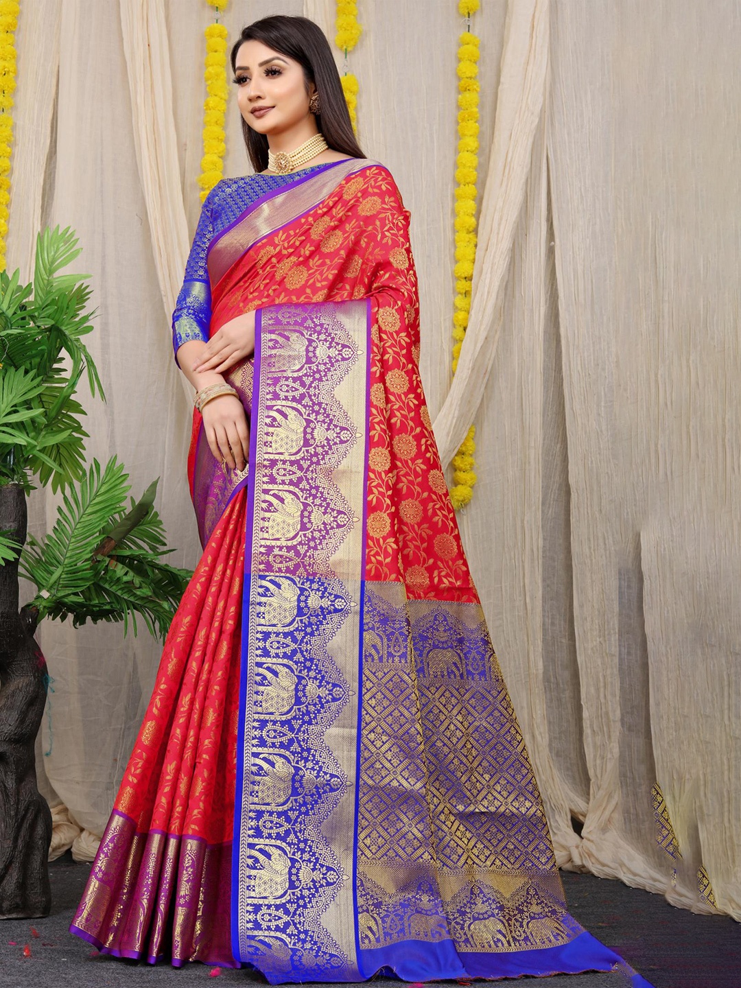 

Royal Rajgharana Saree Woven Design Zari Silk Cotton Kanjeevaram Saree, Red