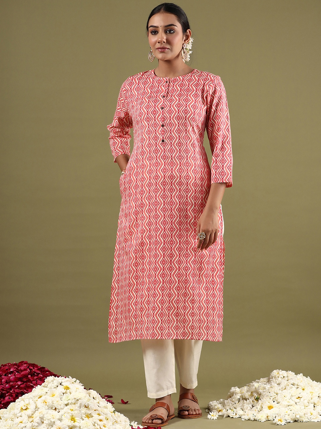 

Indo Era Women Keyhole Neck Cold-Shoulder Sleeves Kurta, Peach