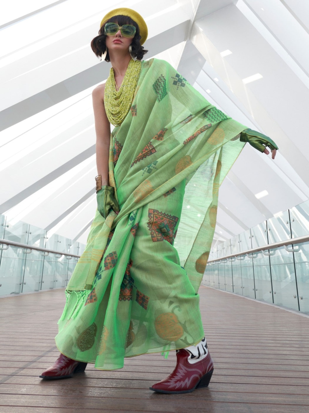 

MySilkLove Ethnic Motifs Tissue Saree, Green