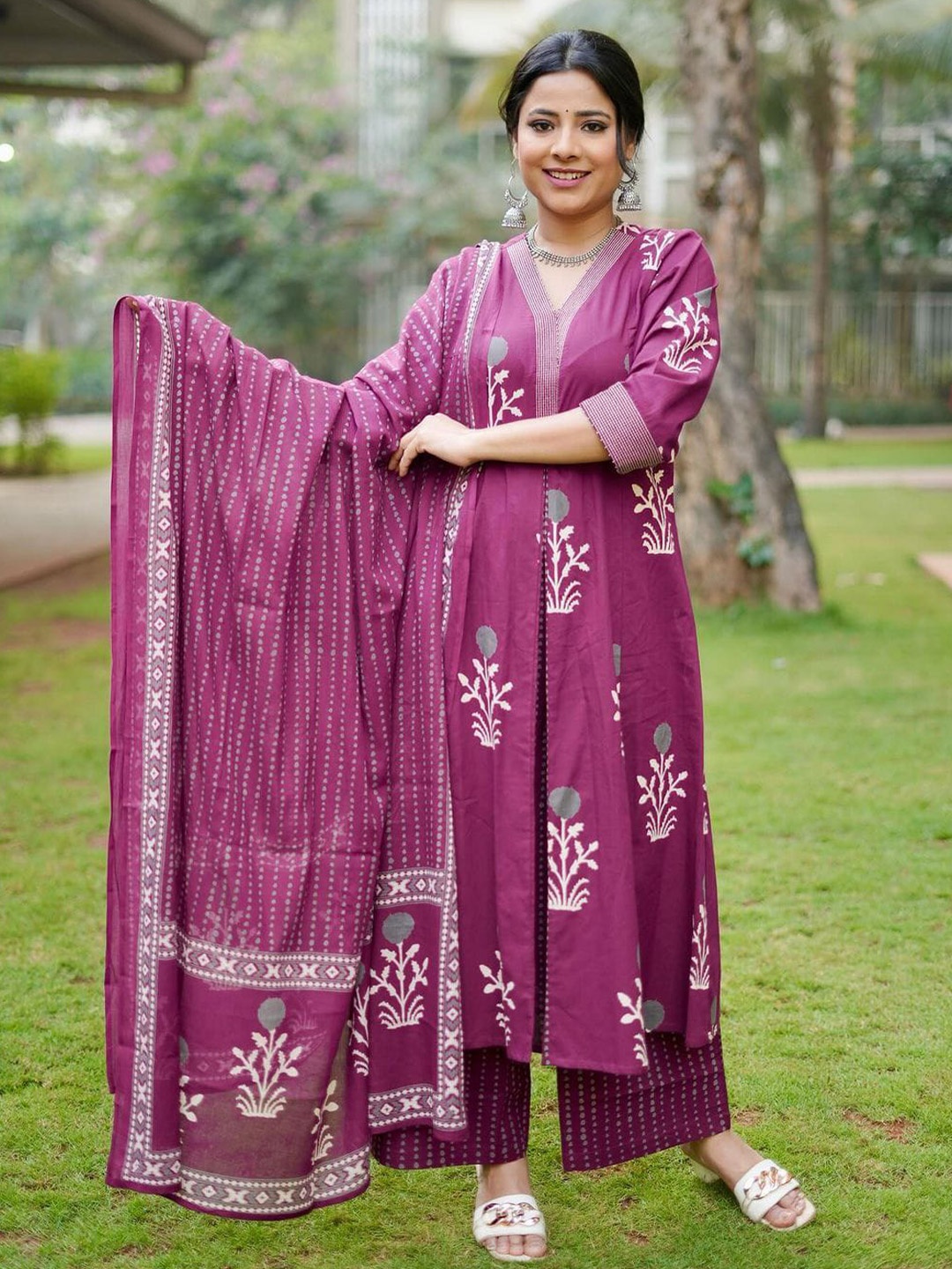 

PERFECTBLUE Women Floral Printed Pleated Pure Cotton Kurta with Palazzos & With Dupatta, Purple