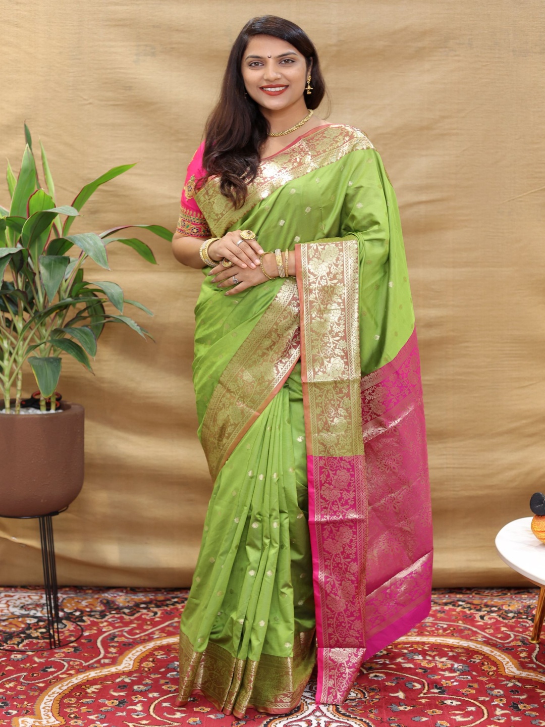 

Royal Rajgharana Saree Ethnic Motifs Zari Woven Pure Silk Banarasi Sarees, Lime green