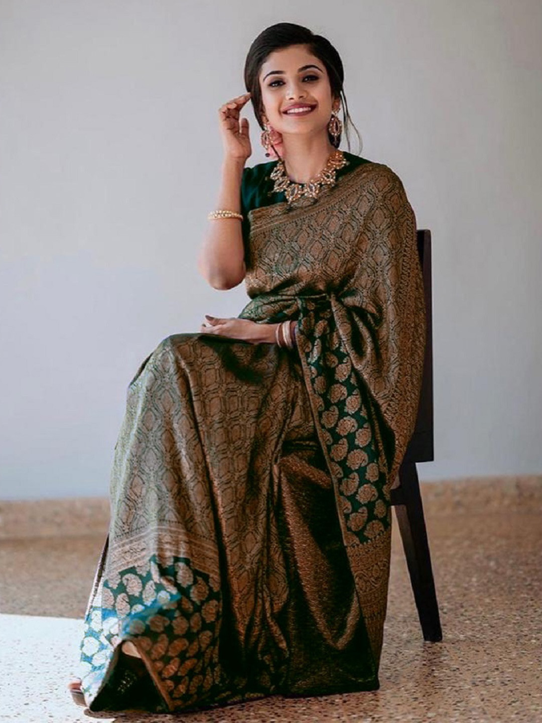 

Flosive Woven Design Zari Art Silk Banarasi Saree, Green