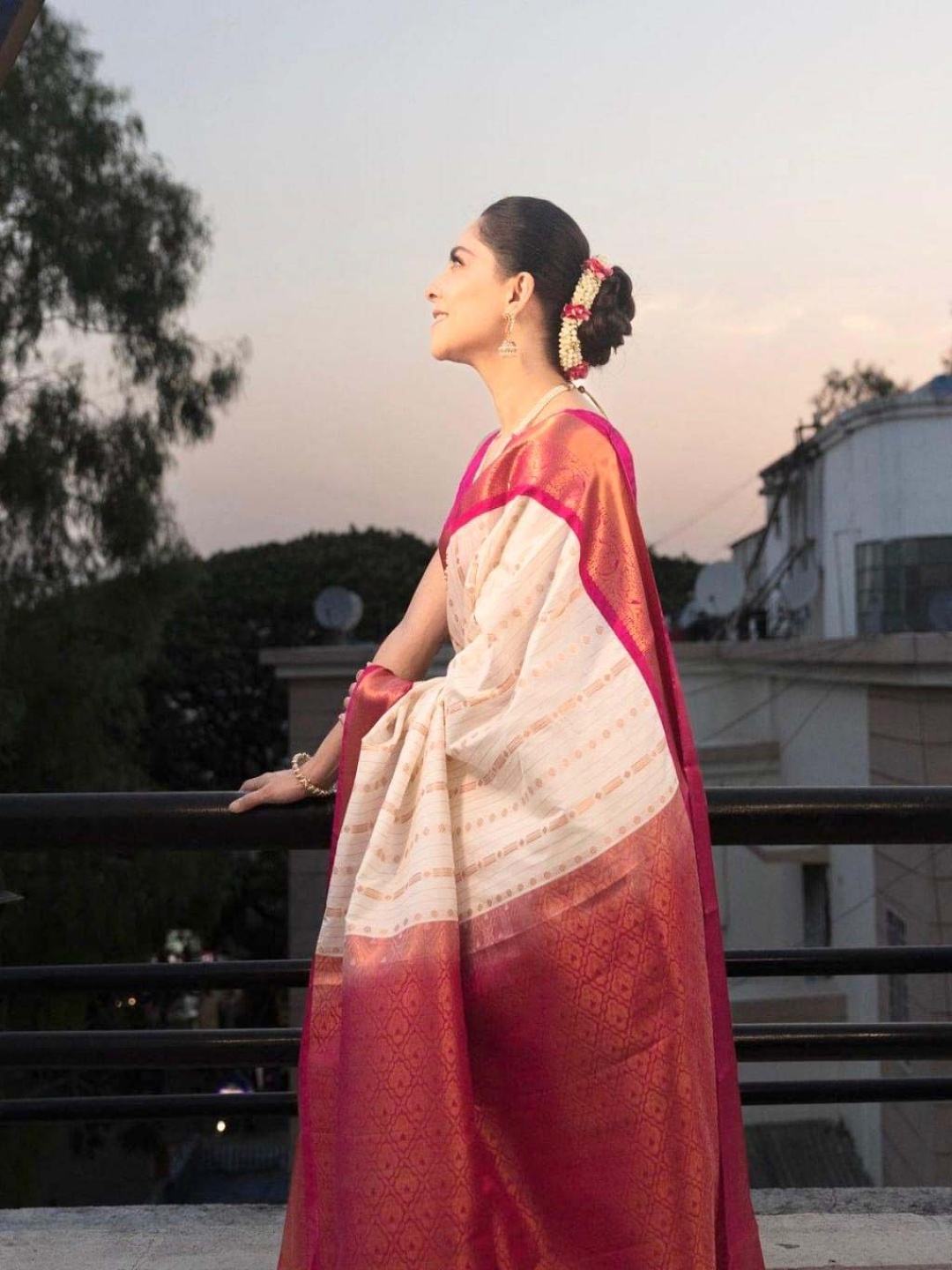 

bansari textiles Ethnic Motifs Zari Banarasi Saree, White