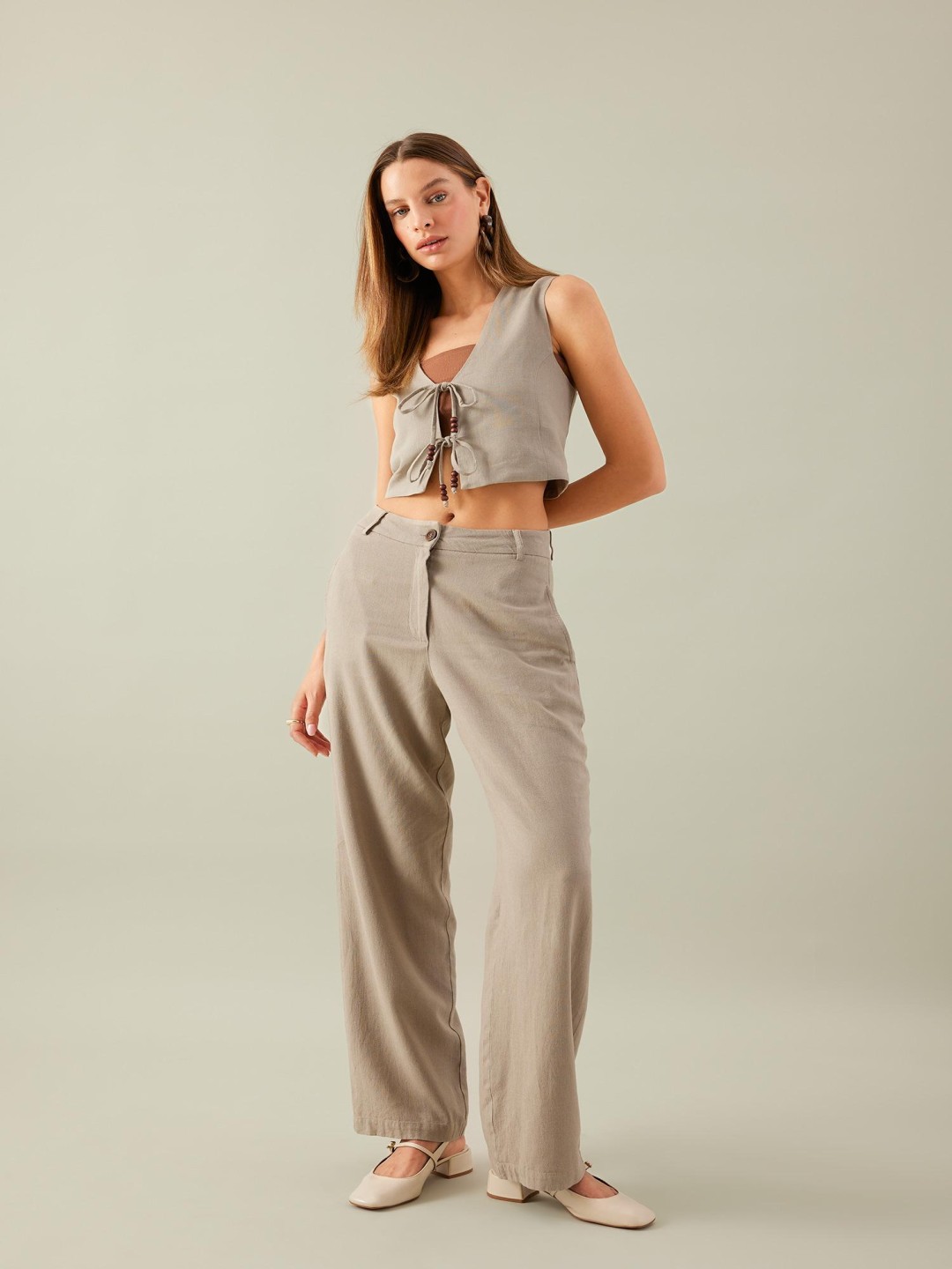 

DeFacto Women Regular Fit Mid-Rise Trousers, Na