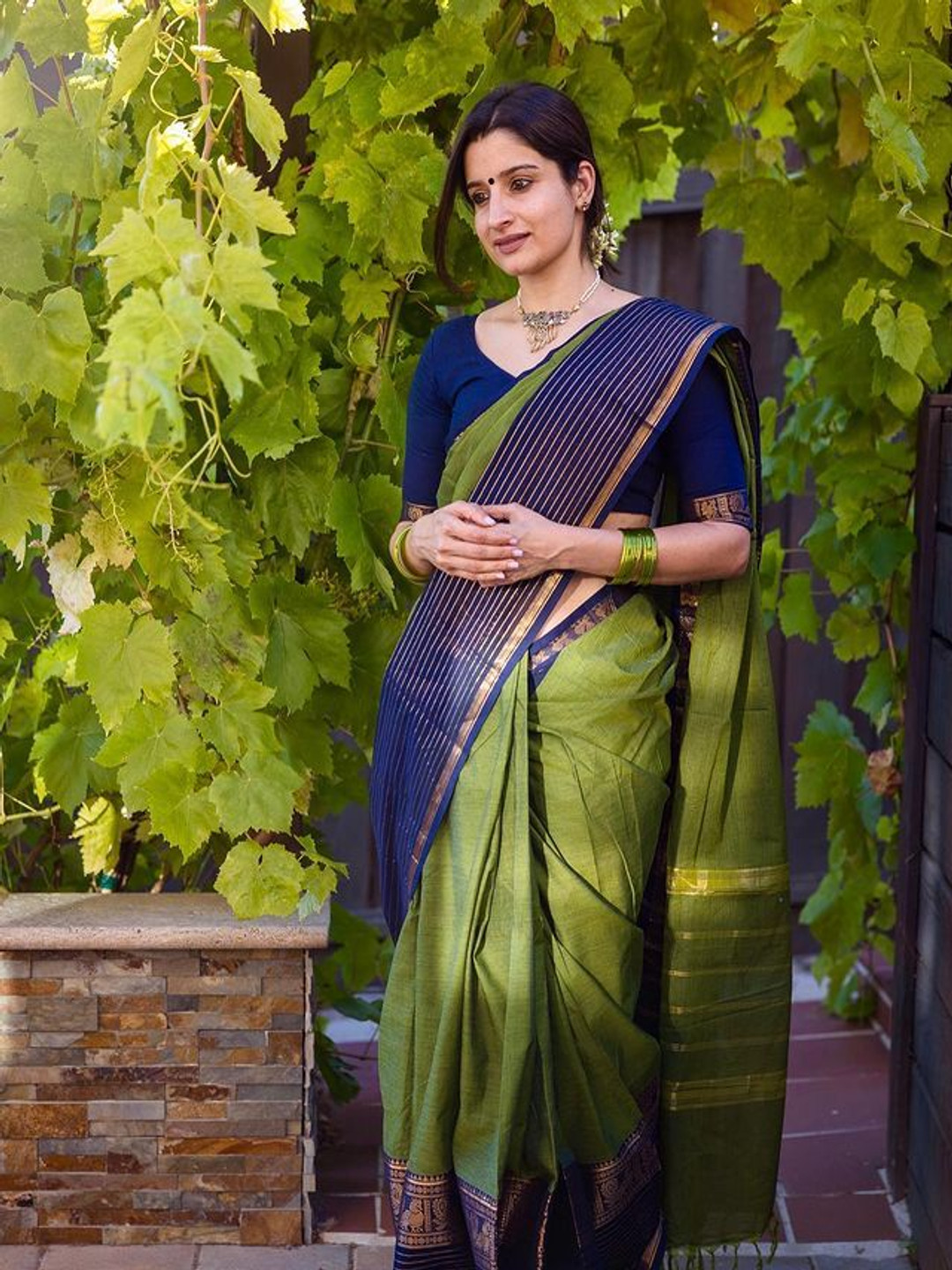 

AVANTIKA FASHION Woven Design Zari Banarasi Saree, Green