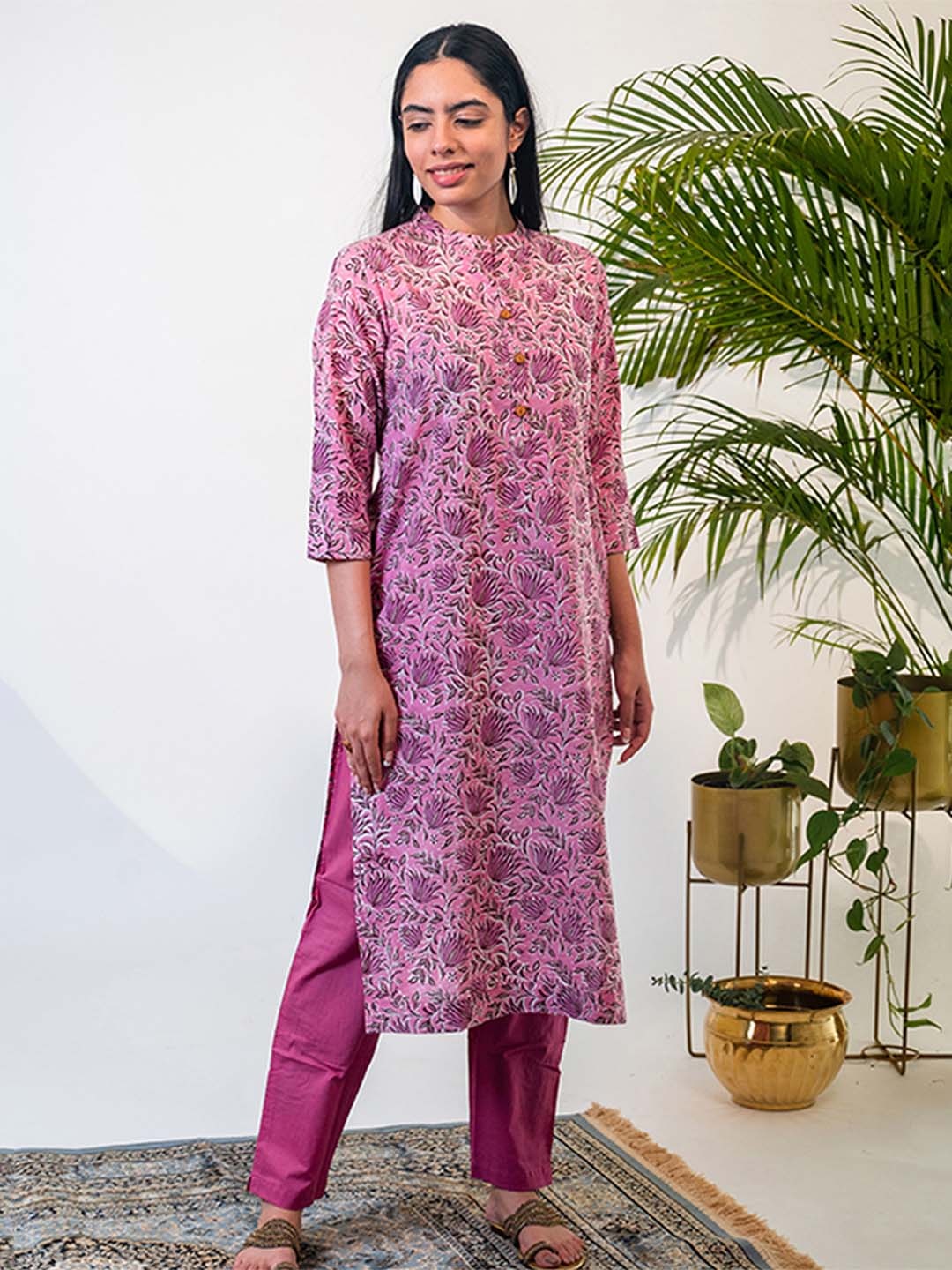 

ARAVALII Floral Printed Mandarin Collar Regular Kurta with Trousers, Pink