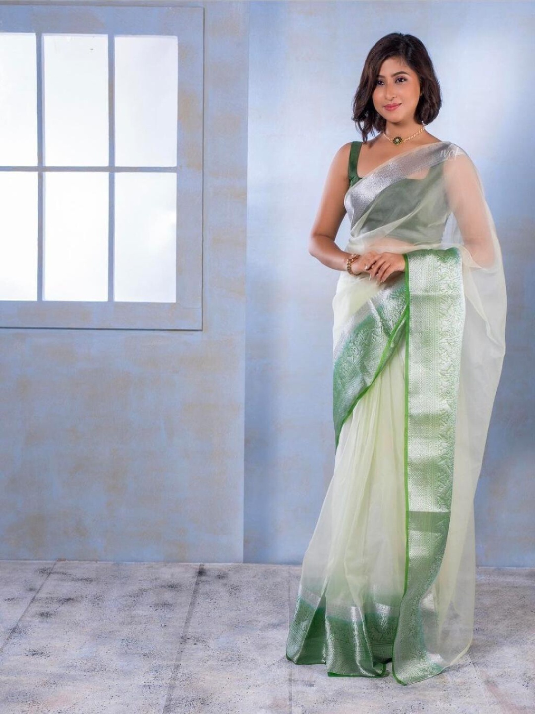 

AWRIYA Zari Organza Saree, Green