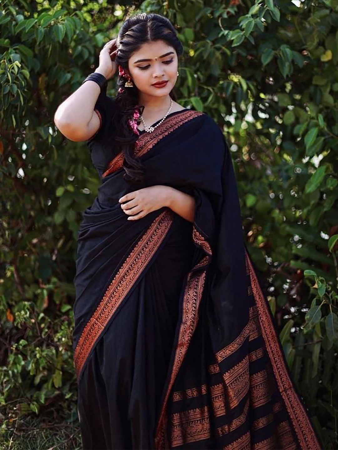 

Anjaneya Sarees Schiffli Silk Blend Banarasi Saree, Black