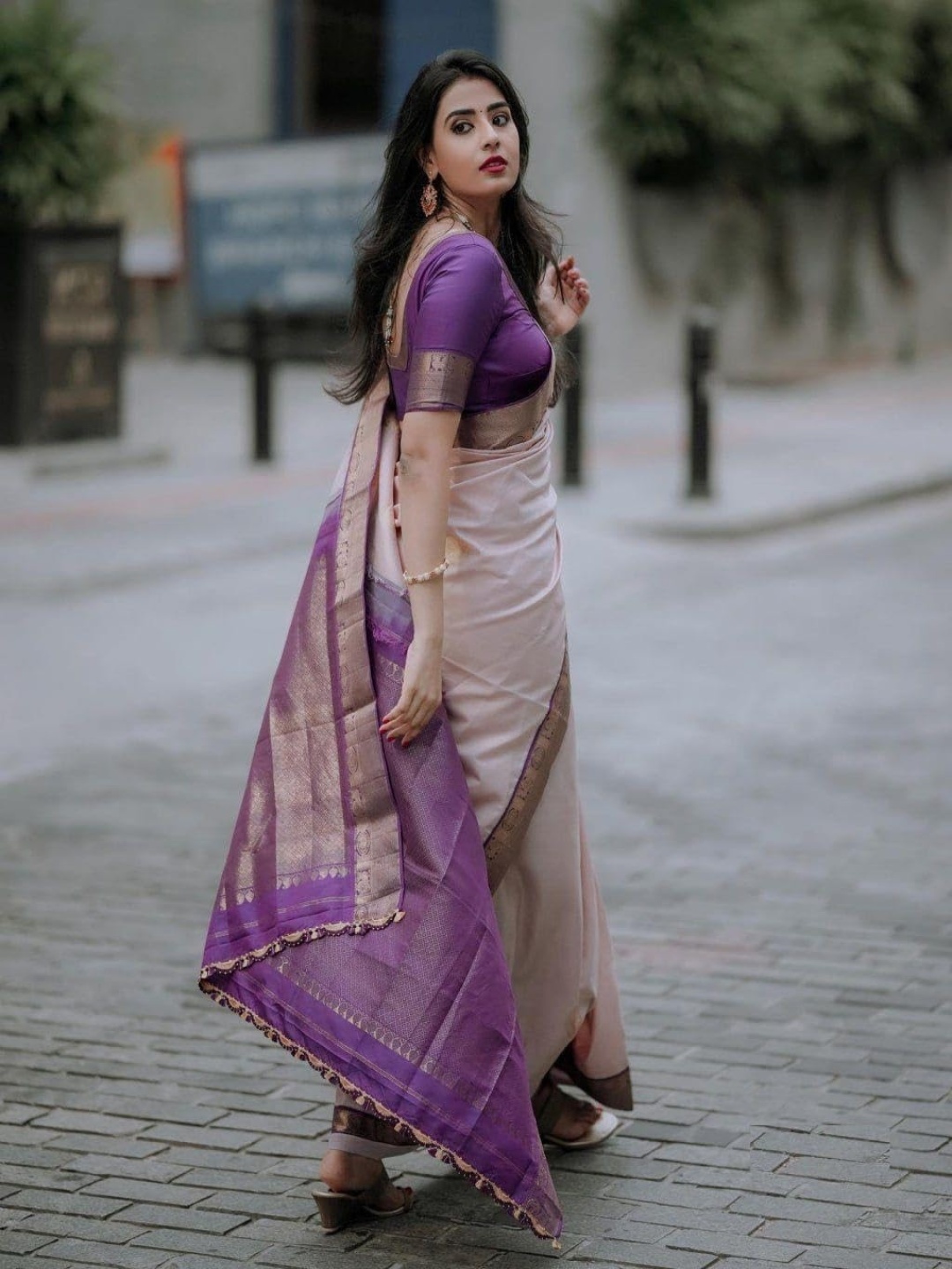 

AVANTIKA FASHION Woven Design Zari Banarasi Saree, Cream