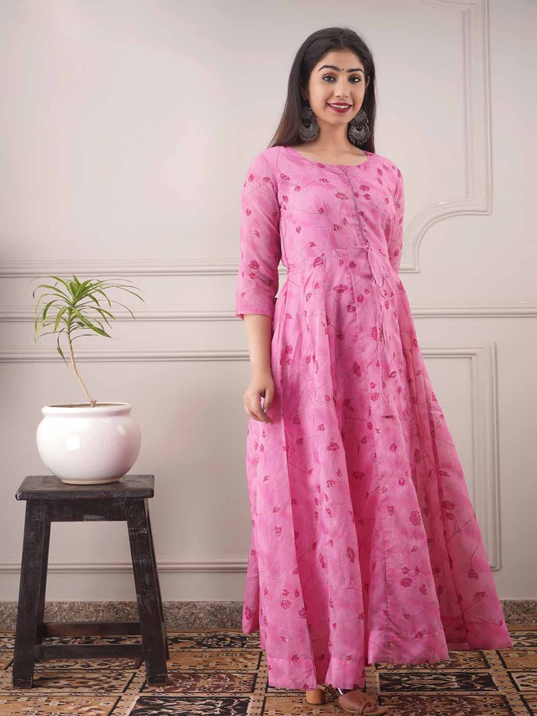 

ODETTE Women Floral Printed Chanderi Silk Kurta, Pink