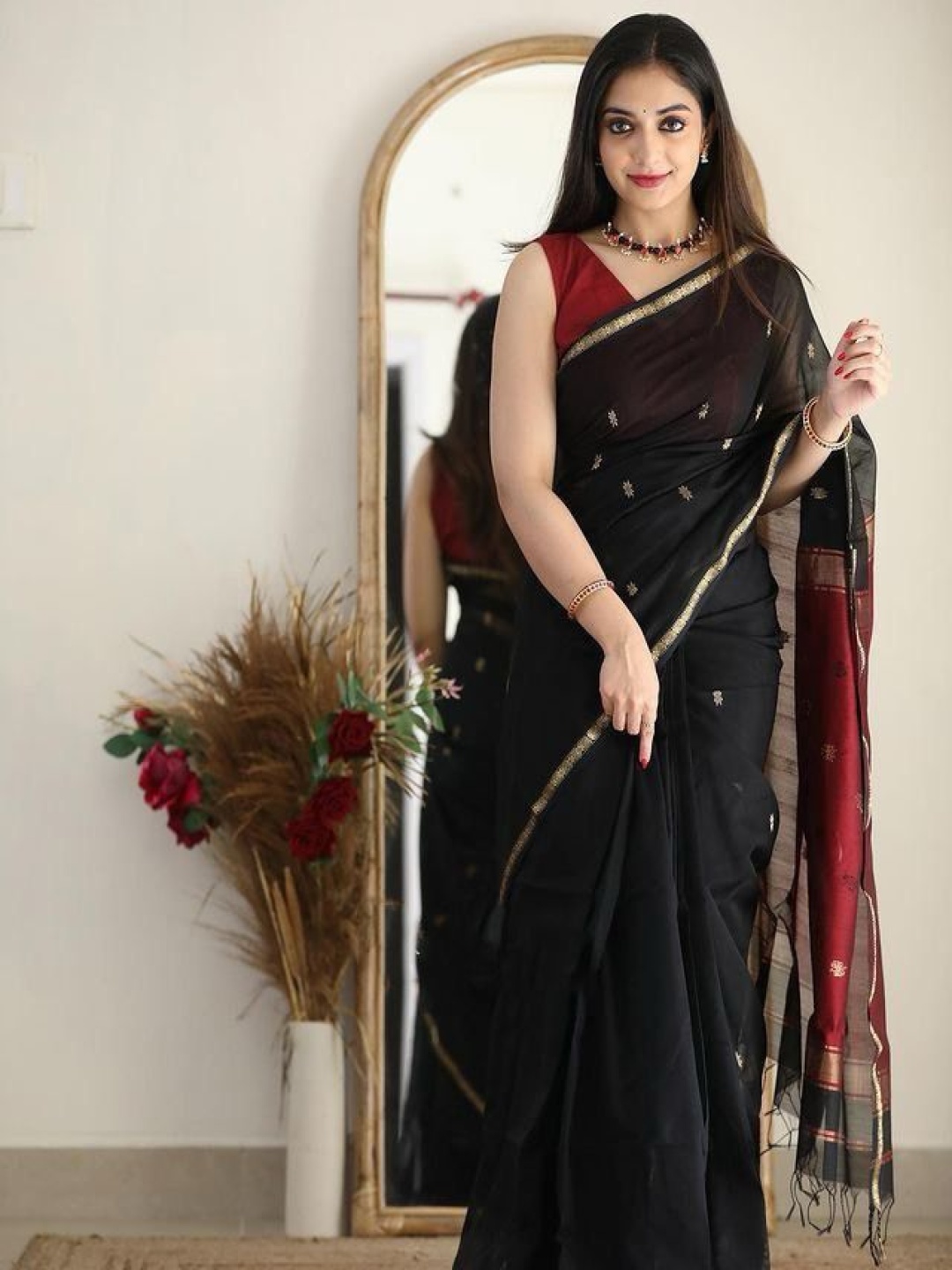 

NIWAA Ethnic Motifs Zari Silk Blend Banarasi Saree, Black