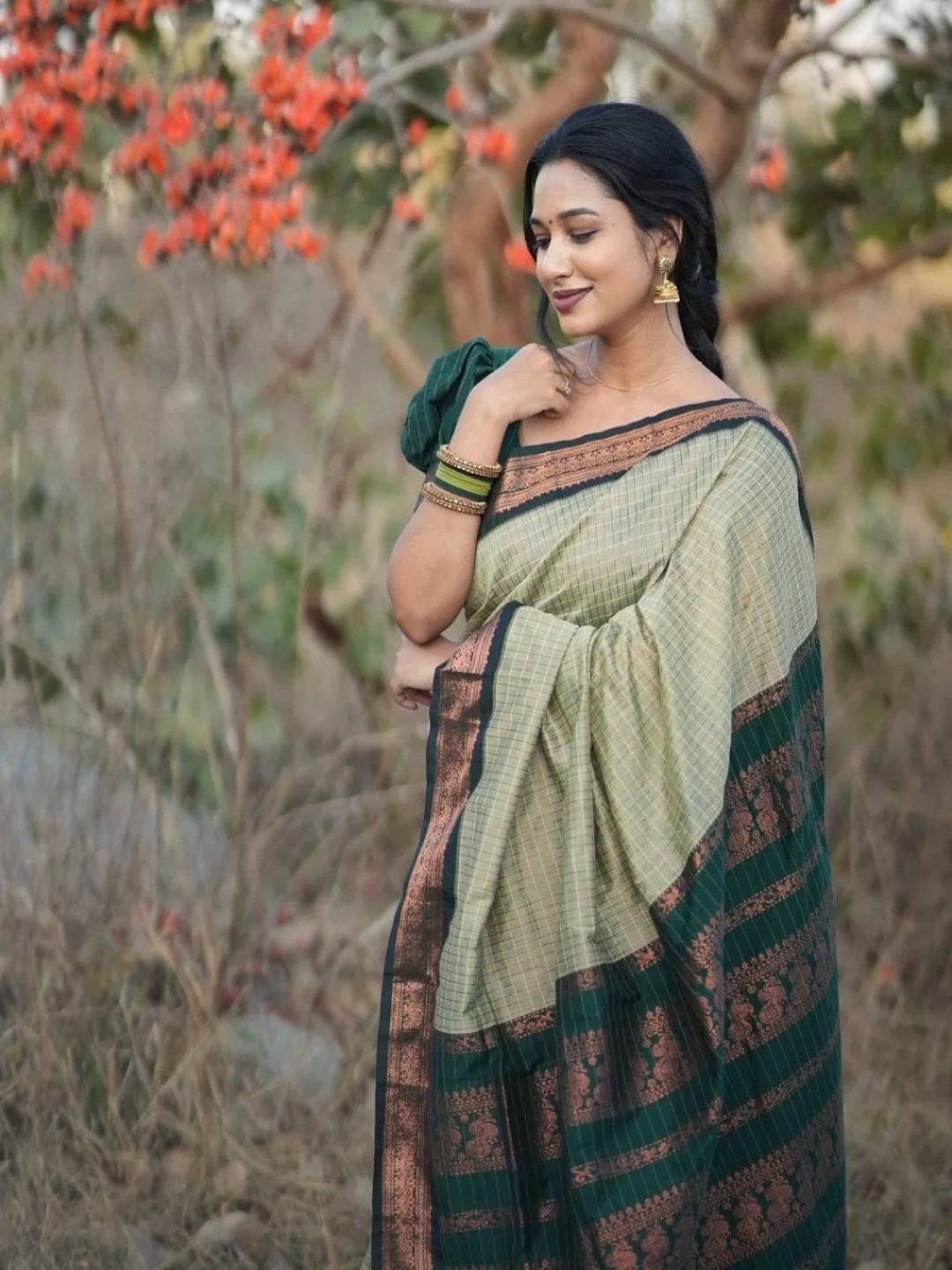 

HERE&NOW Woven Design Zari Banarasi Saree, Green