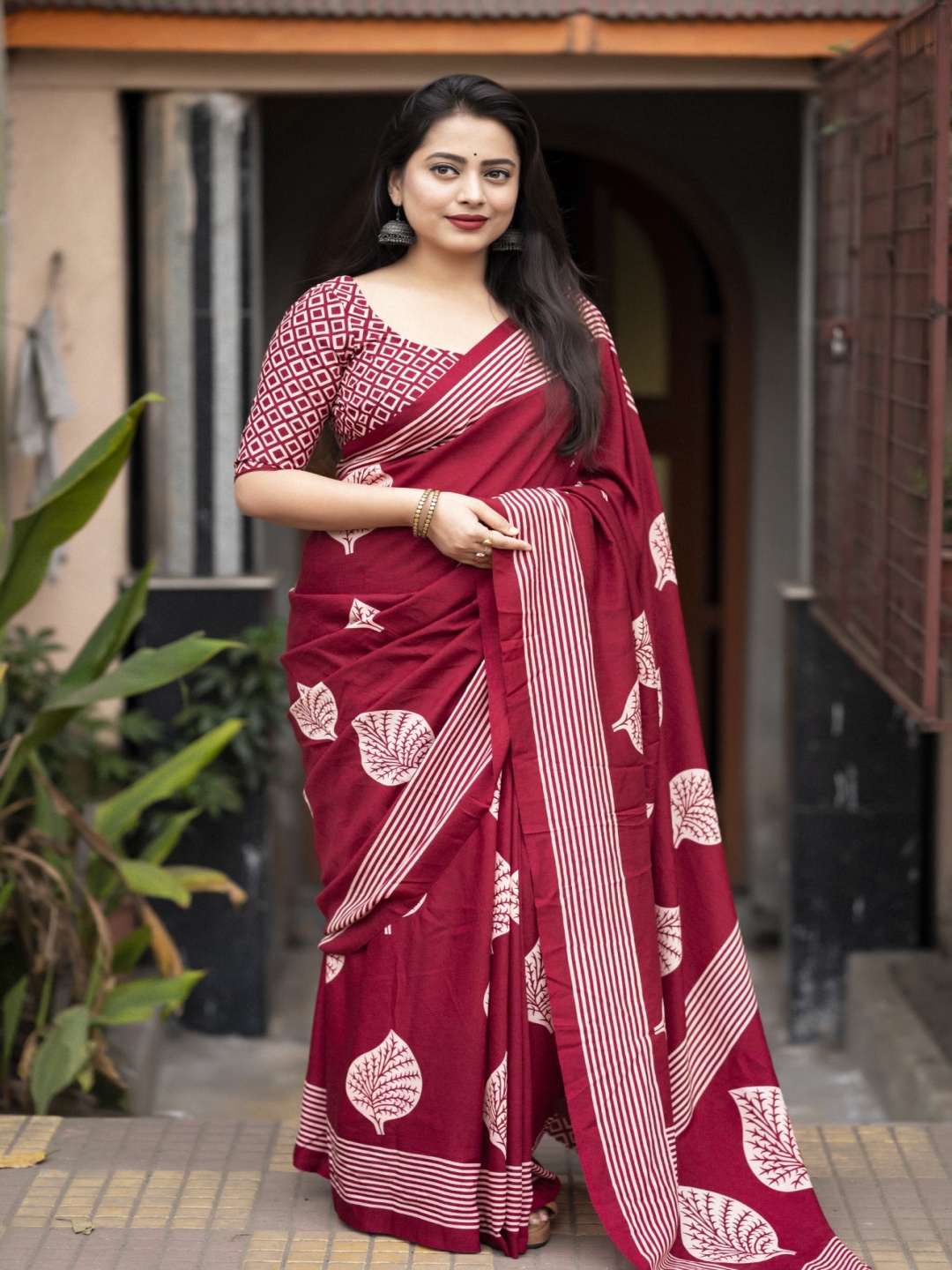 

Panzora Ethnic Motifs Striped Saree, Red