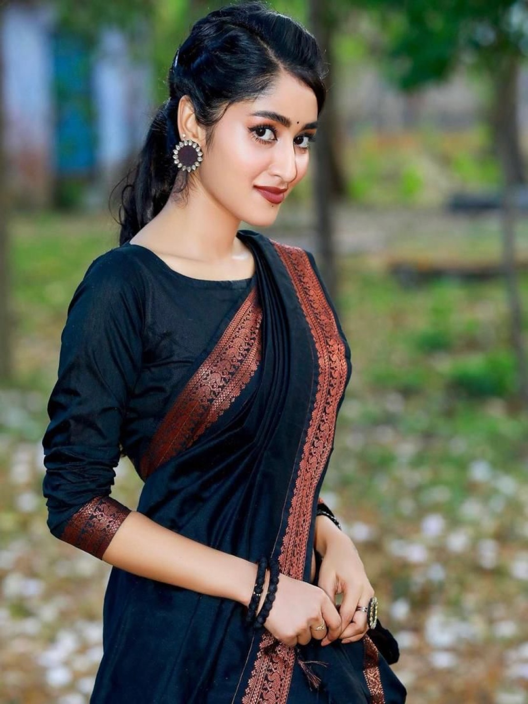 

revika Woven Design Zari Pure Silk Kanjeevaram Saree, Black