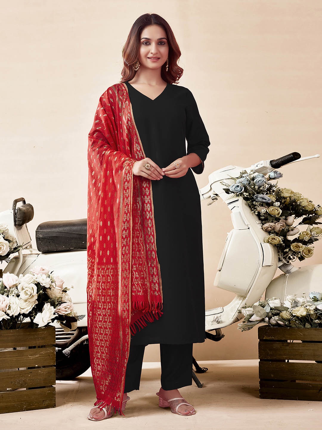 

SKYLEE Regular Kurta with Trousers & With Dupatta, Black