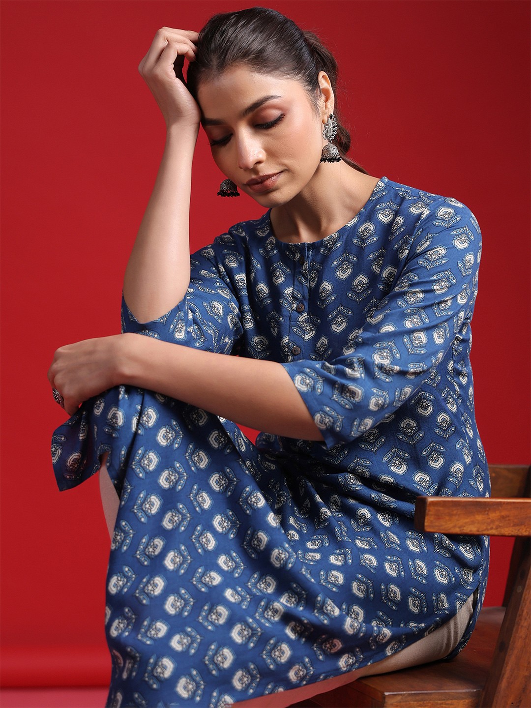 

Indo Era Women Geometric Printed Thread Work Kurta, Navy blue