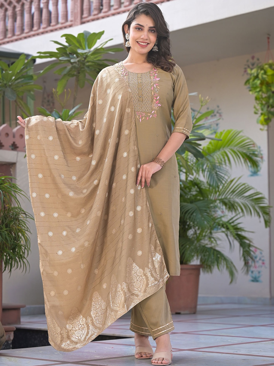 

Peachmode Women Floral Embroidered Regular Thread Work Kurta with Trousers & With Dupatta, Beige