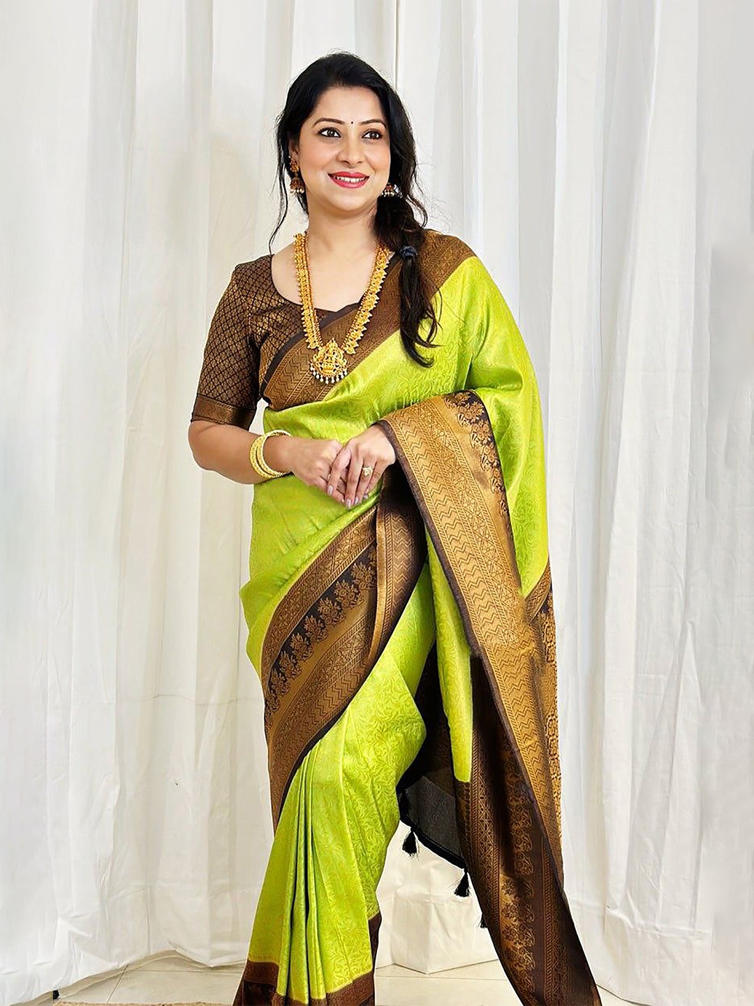 

BerMondsey Woven Design Zari Silk Blend Banarasi Saree, Yellow