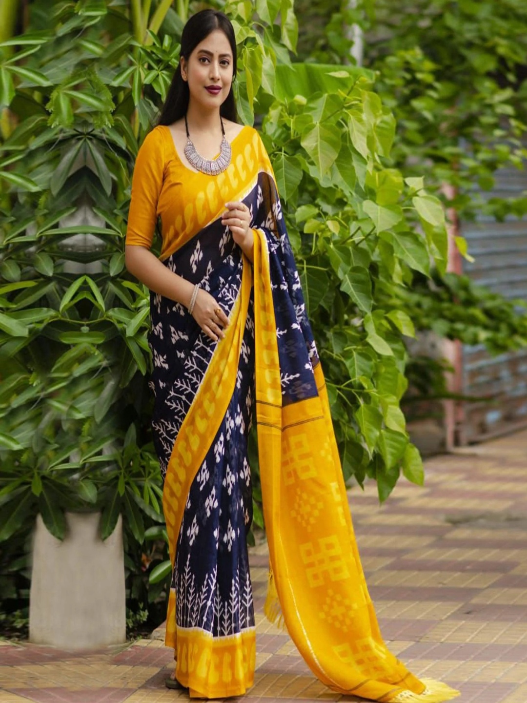 

Kalista Printed Saree With Blouse Piece, Navy blue