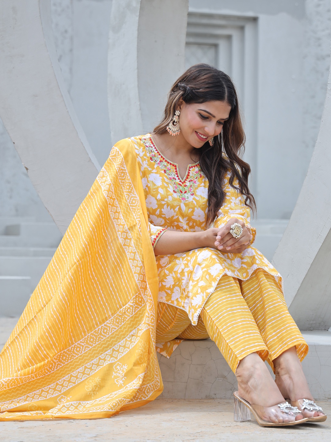 

IkDaiya Floral Printed Straight Thread Work Kurta with Trousers & Dupatta, Yellow