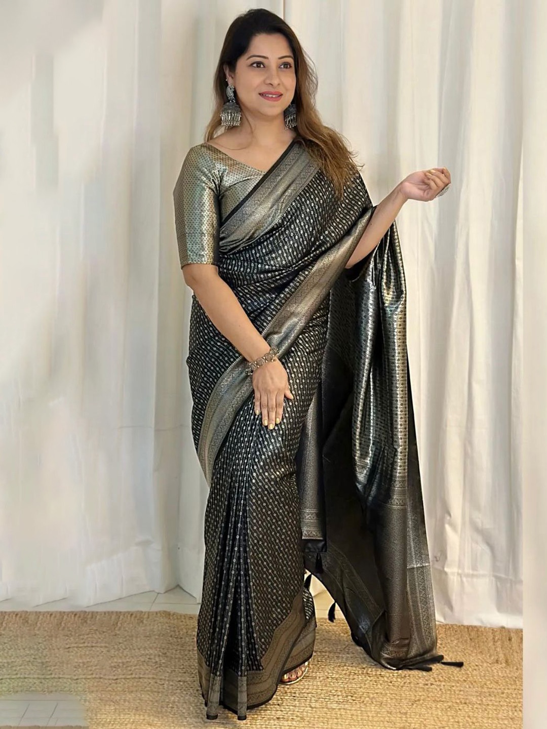 

bansari textiles Woven Design Zari Pure Silk Kanjeevaram Saree, Black
