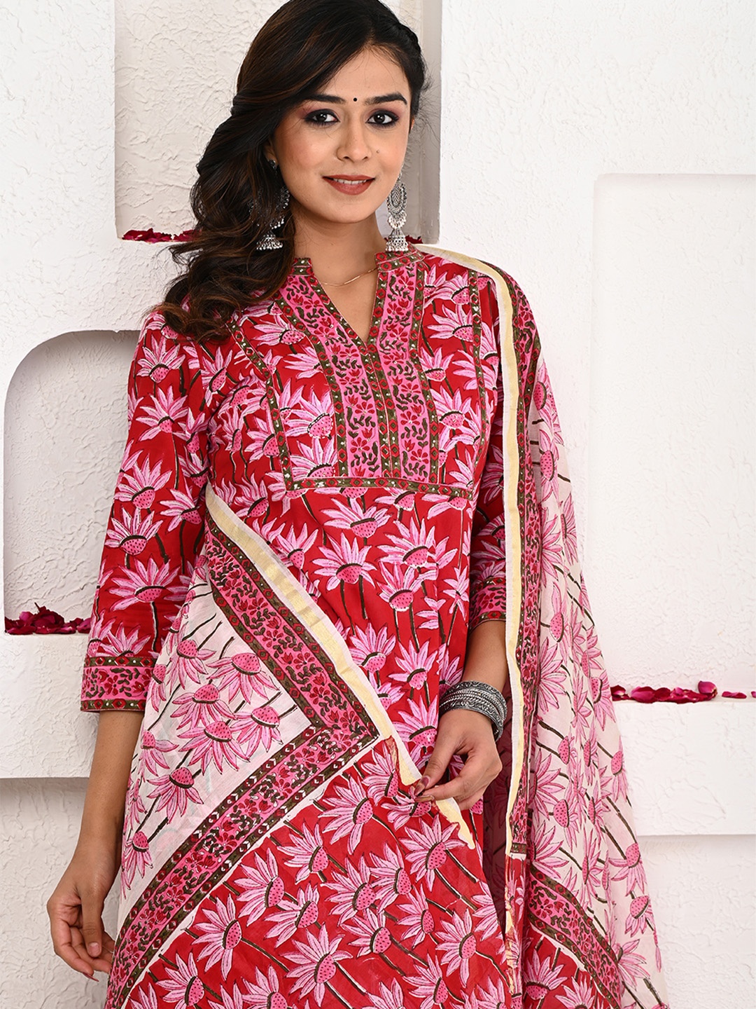 

ARAVALII Floral Printed Regular Kurta with Salwar & With Dupatta, Red