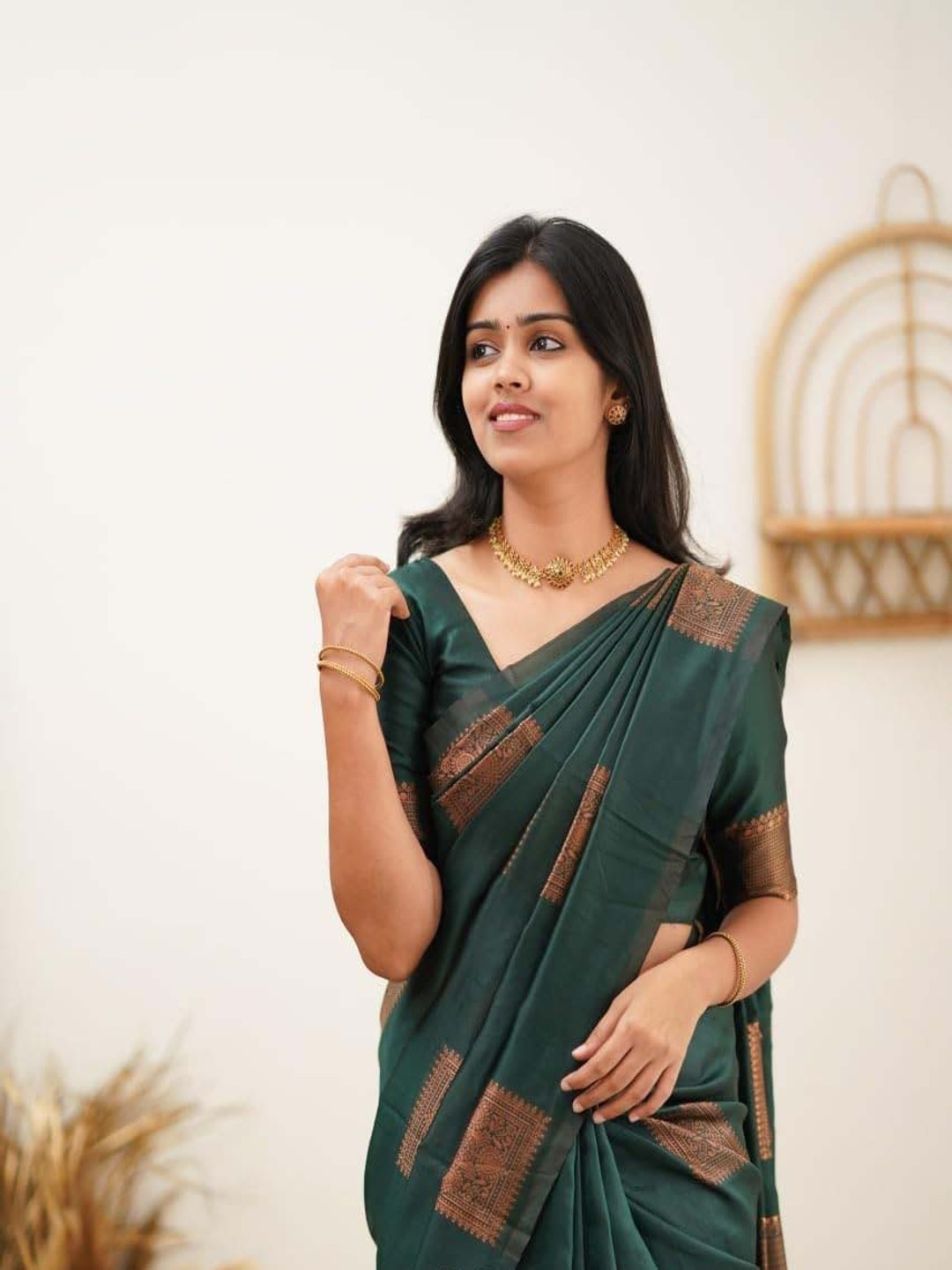 

DIVASTRI Ethnic Motifs Woven Design Zari Banarasi Saree, Green