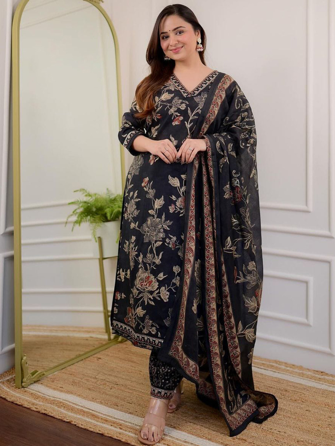 

PERFECTBLUE Women Floral Printed Regular Kurta with Patiala & With Dupatta, Black
