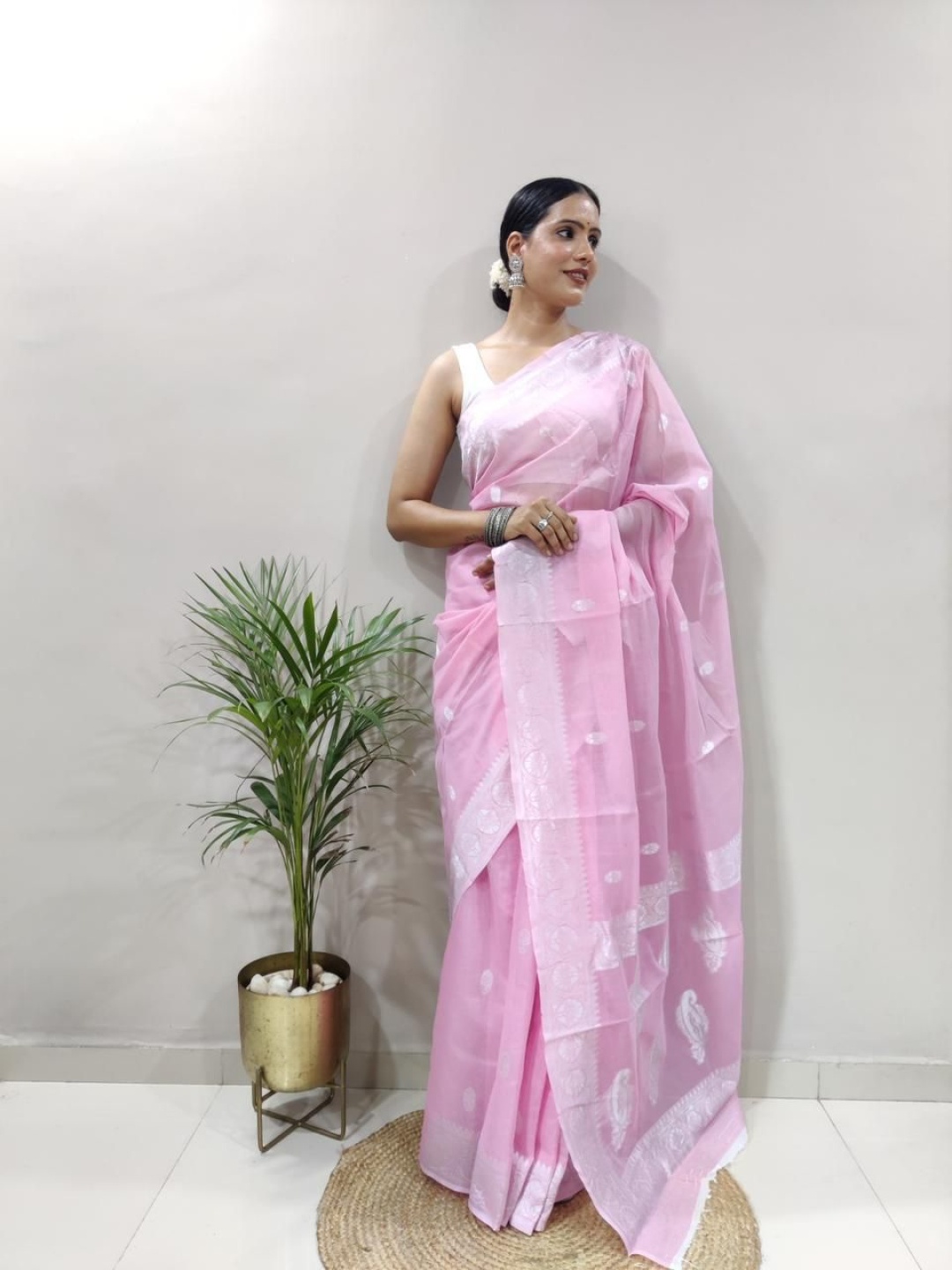 

DIVASTRI Woven Design Zari Banarasi Saree, Pink