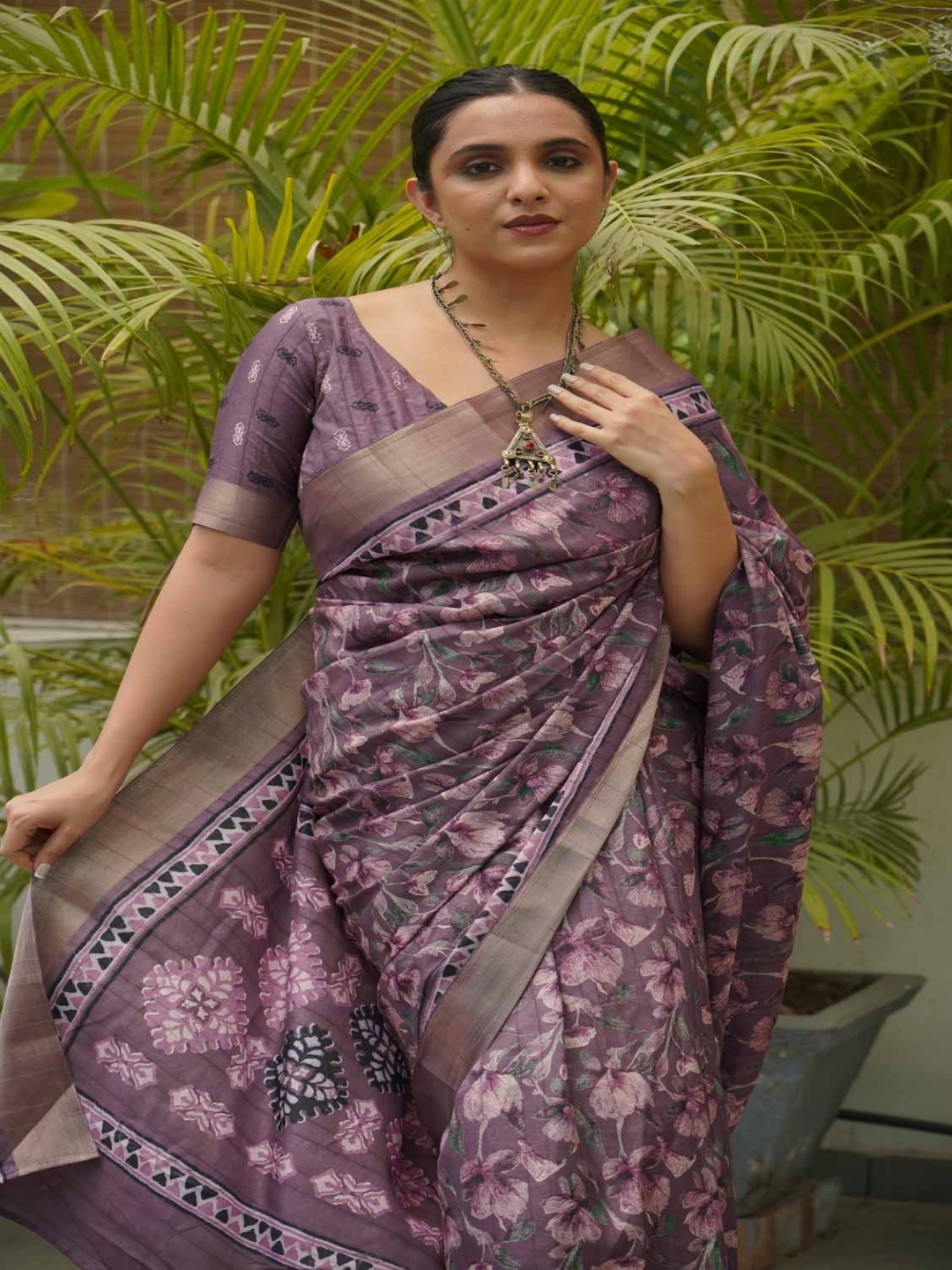 

KALINI Floral Zari Saree With Blouse Piece, Purple