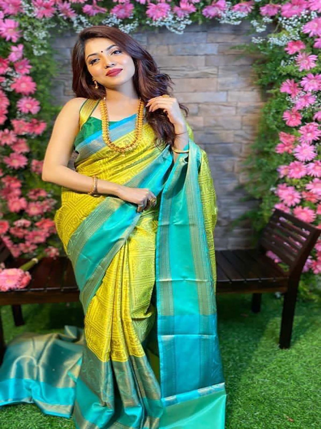 

Aldwych Woven Design Zari Banarasi Saree, Lime green