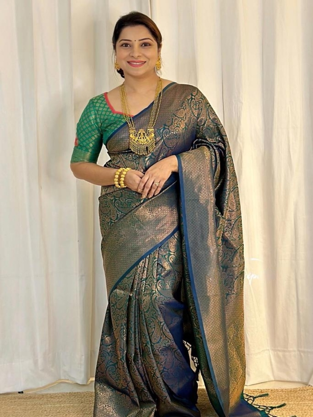 

Upalksh Woven Designed Zari Kanjeevaram Saree, Green