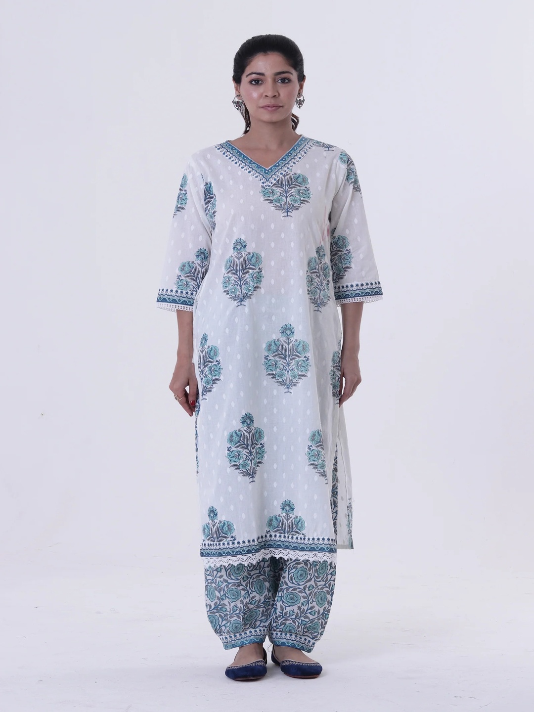 

TJORI Women Paisley Embroidered Flared Sleeves Gotta Patti Kurta, White